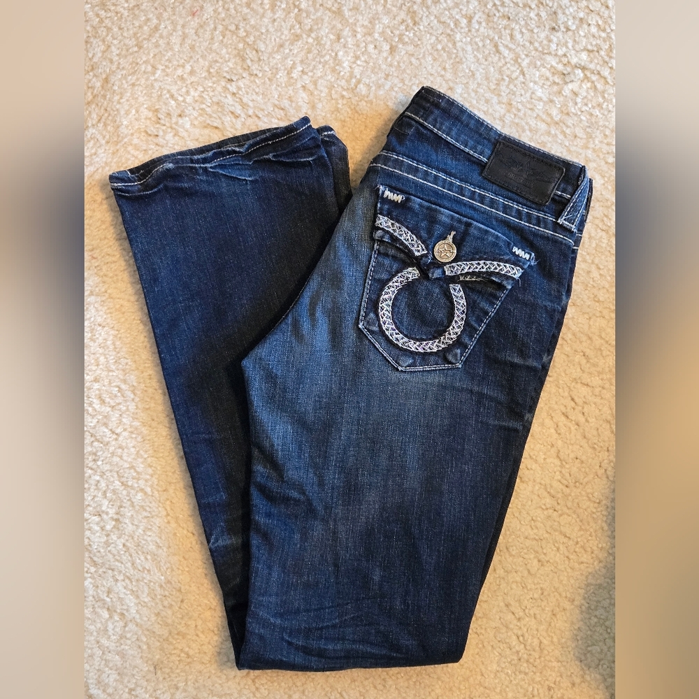 Dark Wash Women’s Jeans with Embroidered Pocket Detail
